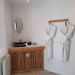 Дом отдыха Le De Valiere Piscine,spa Et Climatisation Sainte-Valiere