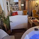 Дом отдыха Le De Valiere Piscine,spa Et Climatisation *