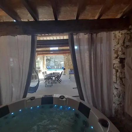 Le De Valiere Piscine,spa Et Climatisation