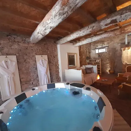 Le De Valiere Piscine,spa Et Climatisation
