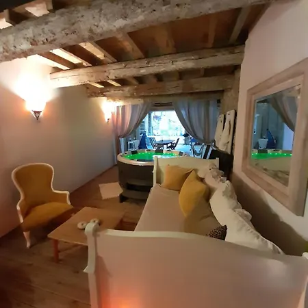 Holiday home Le De Valiere Piscine,spa Et Climatisation *