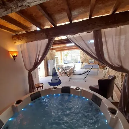 Le De Valiere Piscine,spa Et Climatisation