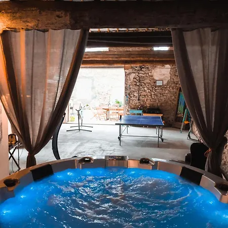 Holiday home Le De Valiere Piscine,spa Et Climatisation Sainte-Valiere