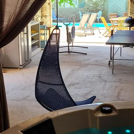 Le De Valiere Piscine,spa Et Climatisation