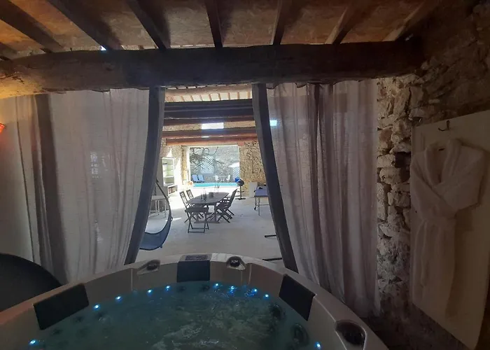 Le De Valiere Piscine,spa Et Climatisation