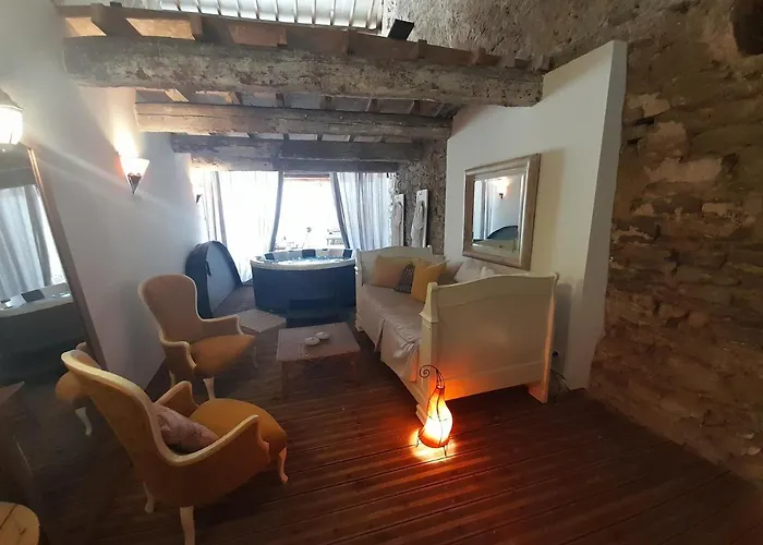 Le De Valiere Piscine,spa Et Climatisation