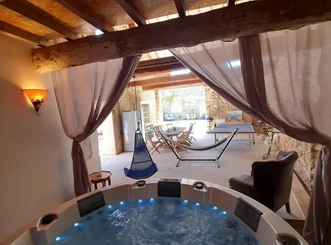 Le De Valiere Piscine,spa Et Climatisation